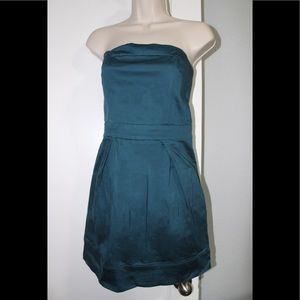 A casually elegant strapless teal dress 💁🏼‍♀️